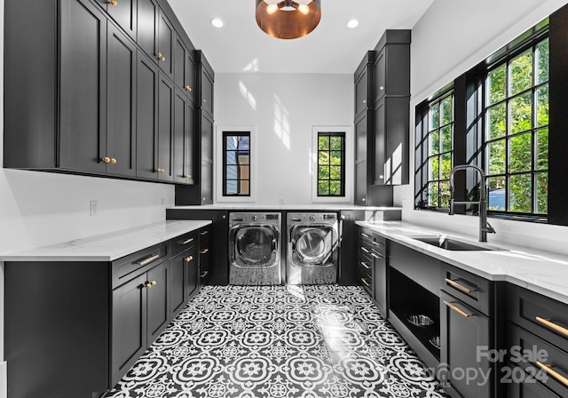 laundry room with sink, independent washer and dryer, light tile patterned flooring, and cabinets