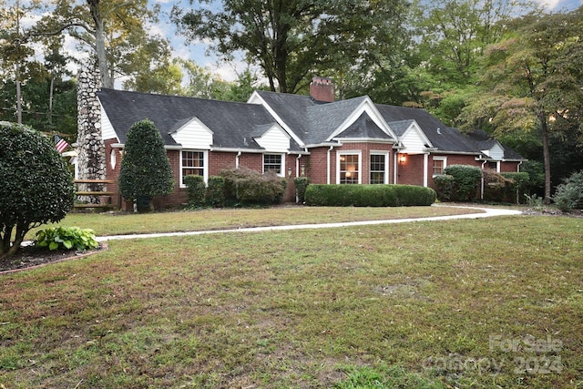 view of front of property featuring a front yard