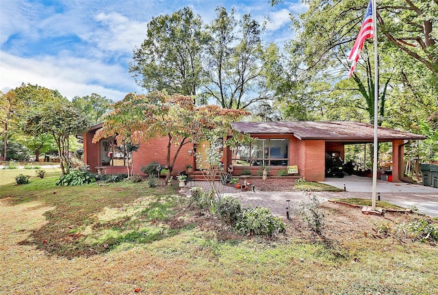 view of front of house featuring a front lawn