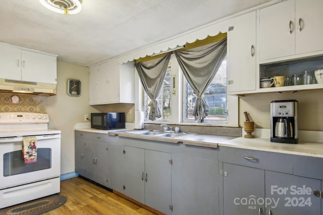 kitchen with gray cabinets, light hardwood / wood-style flooring, sink, and electric stove