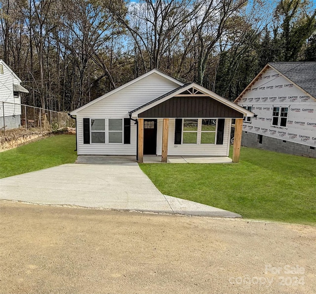 view of front of house featuring a front yard