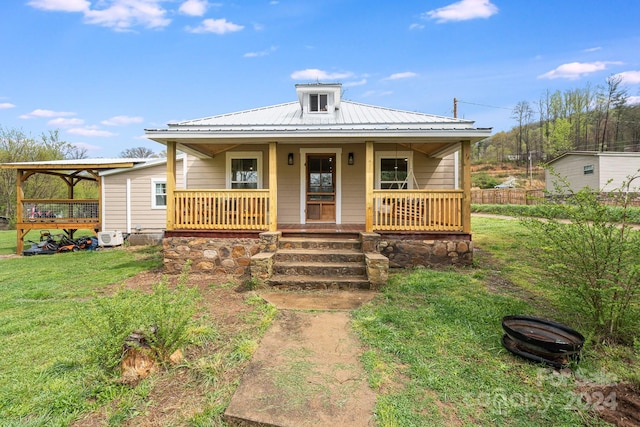 view of front facade featuring a porch and a front yard