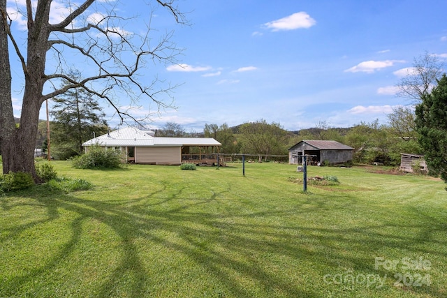 view of yard featuring an outbuilding