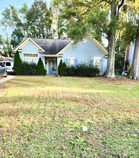 single story home featuring a front yard