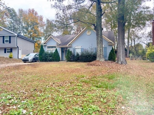 view of front of property featuring a front lawn