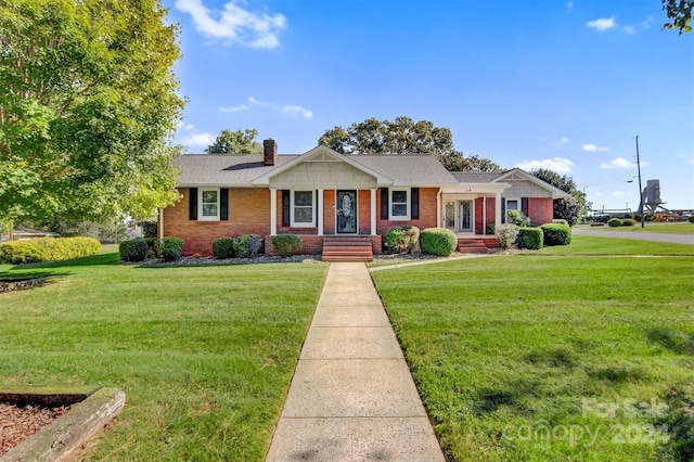 ranch-style house featuring a front yard