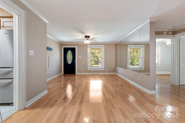 entrance foyer with light wood-type flooring, crown molding, and ceiling fan