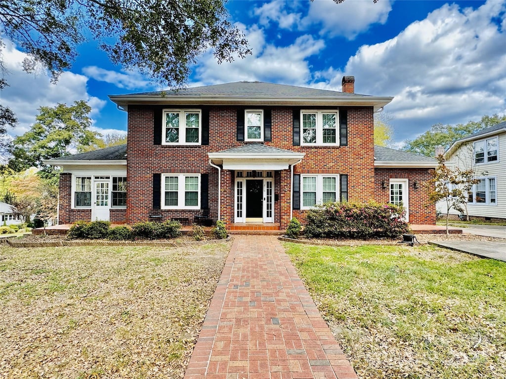 view of front of home with a front lawn