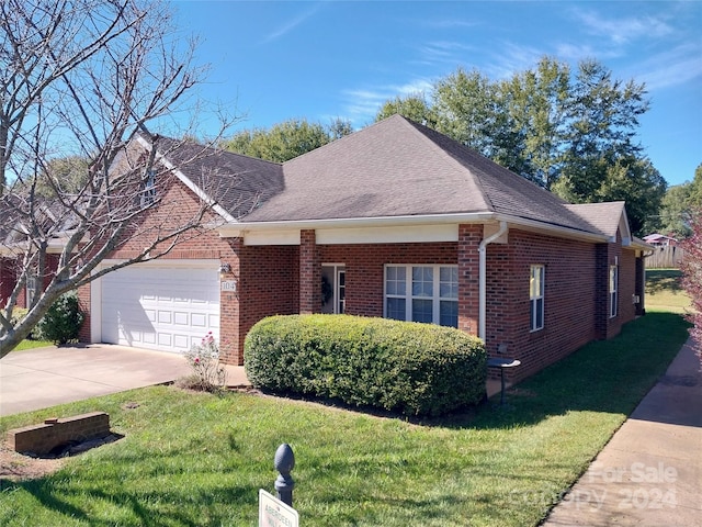 view of front of property with a front yard