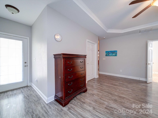 entrance foyer featuring a wealth of natural light, ornamental molding, light wood-type flooring, and ceiling fan