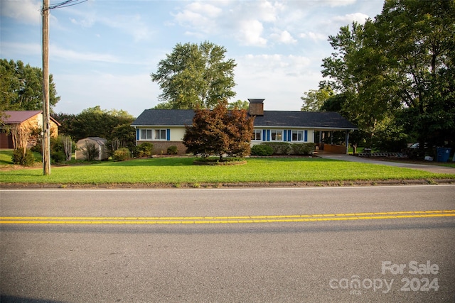 single story home featuring a front lawn