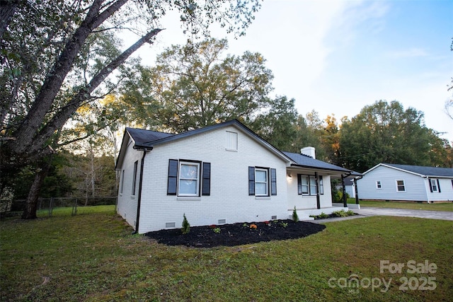 view of front of home with a porch and a front lawn