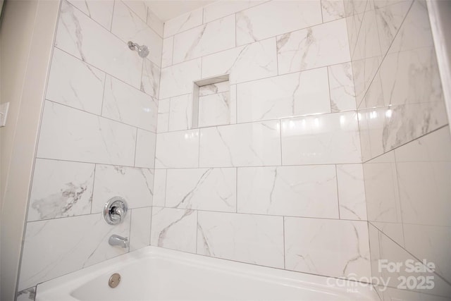 bathroom with tiled shower / bath combo