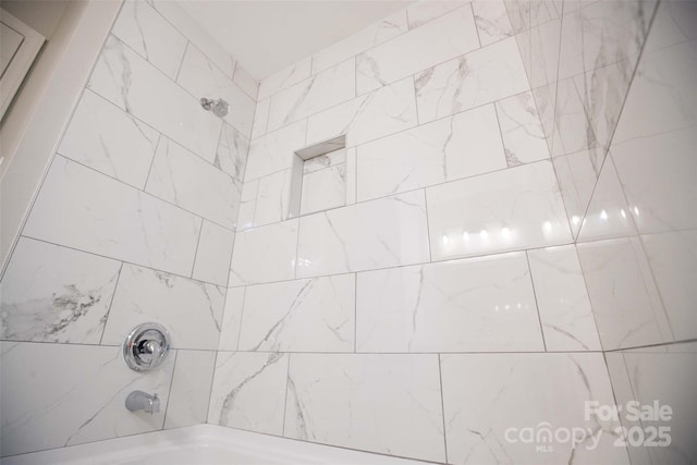bathroom with tiled shower / bath