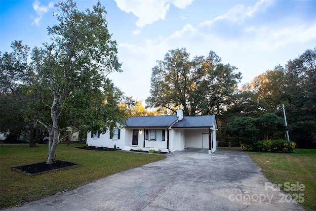 ranch-style home featuring a carport and a front lawn