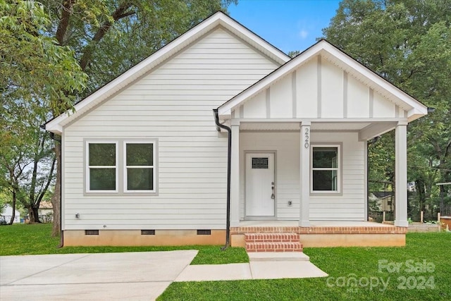 view of front of home with a front lawn