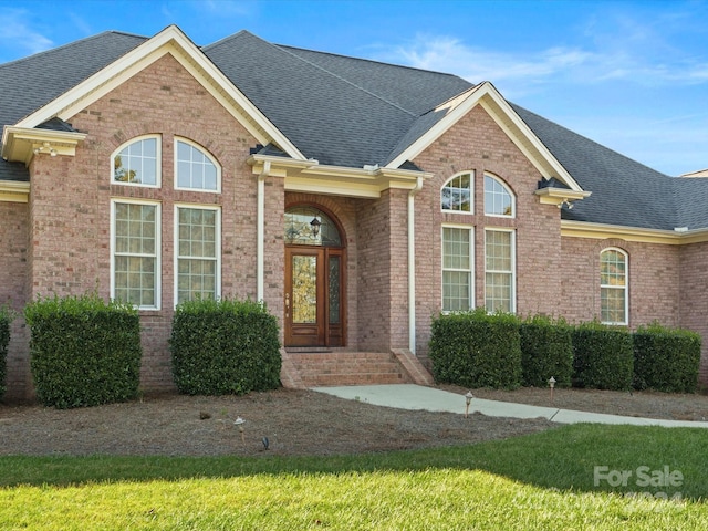 view of front of house featuring a front yard