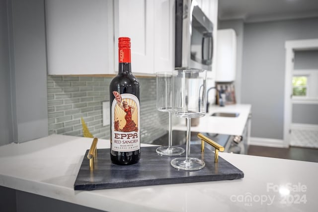 details featuring backsplash and wet bar