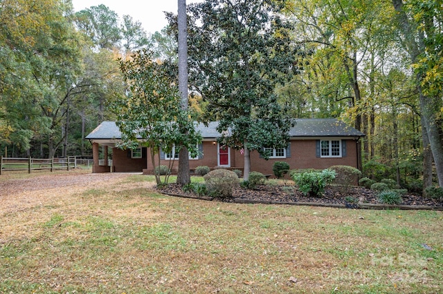 view of front of house featuring a front yard