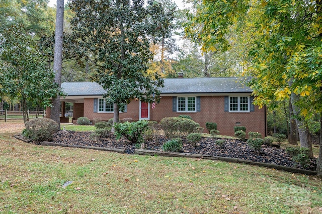 ranch-style home featuring a front lawn