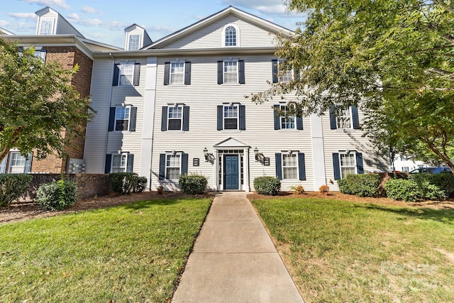 view of front of property featuring a front yard