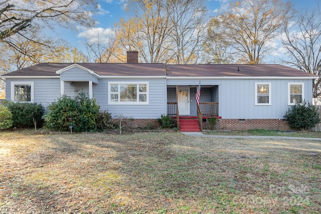 view of front facade with covered porch and a front lawn