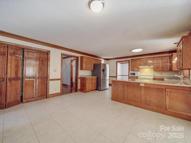 kitchen featuring stainless steel fridge with ice dispenser, sink, ornamental molding, and kitchen peninsula