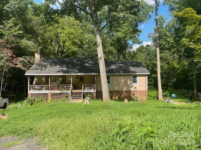 view of front of home with a front yard and covered porch