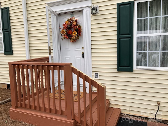 property entrance featuring a deck