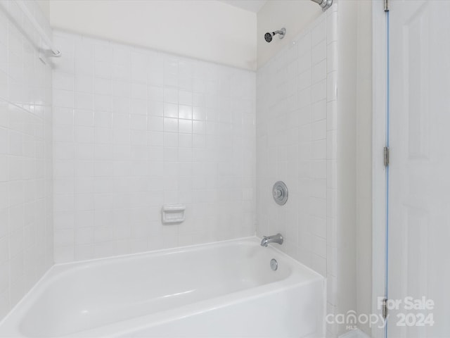 bathroom with tiled shower / bath combo