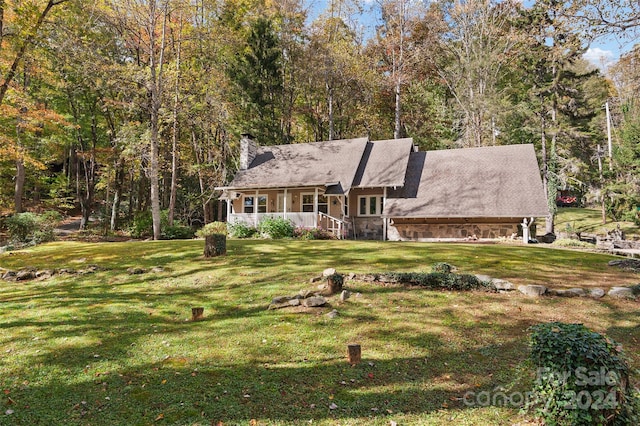 view of front of home featuring a front yard