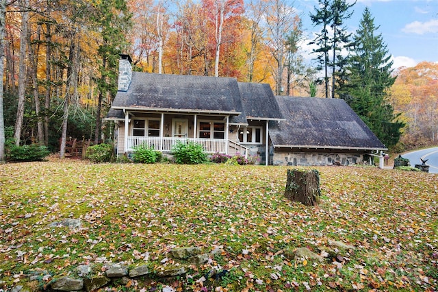 view of front of house featuring a porch and a front yard