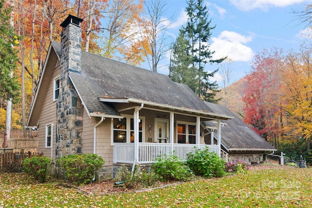 view of front of property featuring a front yard and covered porch