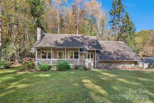 view of front of property featuring a porch and a front yard