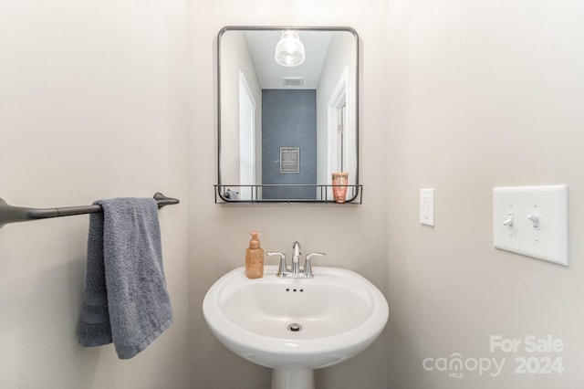 bathroom featuring sink