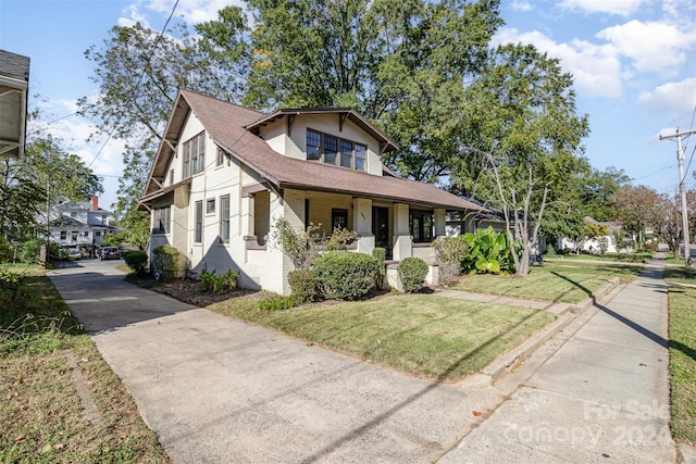 view of front of home featuring a front lawn