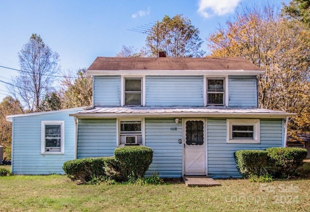 view of front of property featuring a front yard