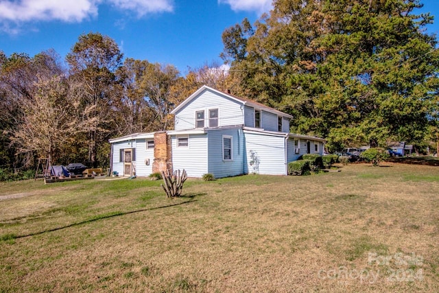 view of front of property featuring a front lawn