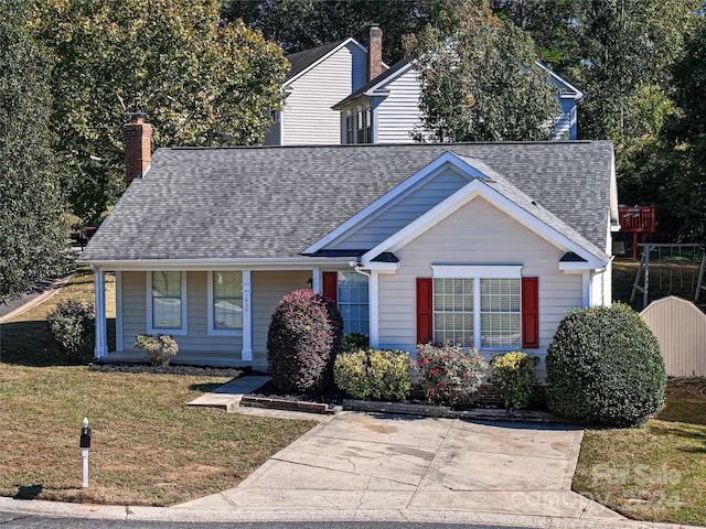 view of front facade with a front lawn