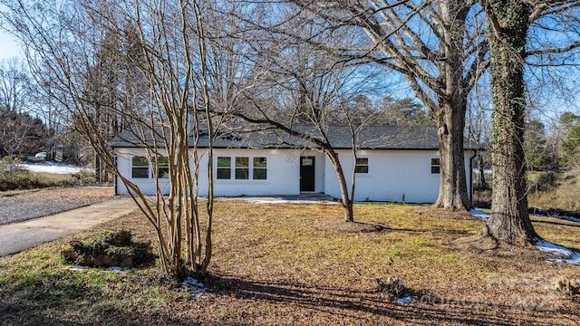 view of front of property featuring a front yard