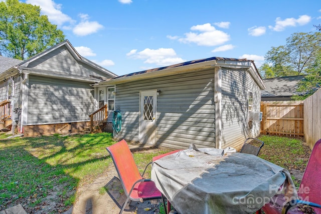 back of house featuring a yard