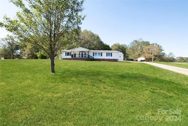 view of front of home featuring a front yard