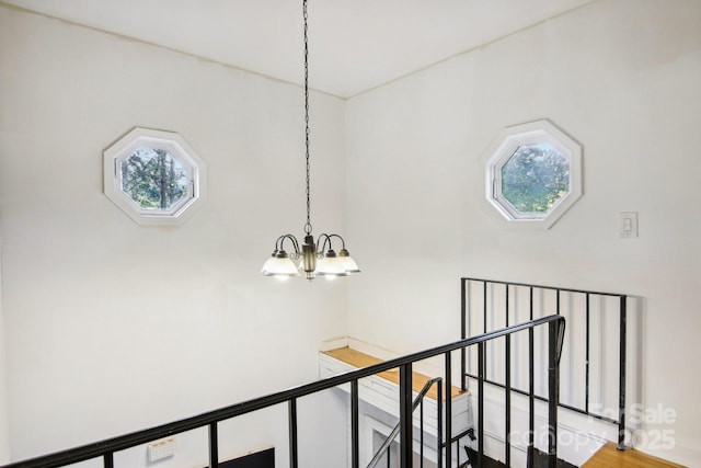 room details featuring a notable chandelier