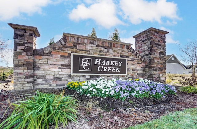 view of community / neighborhood sign