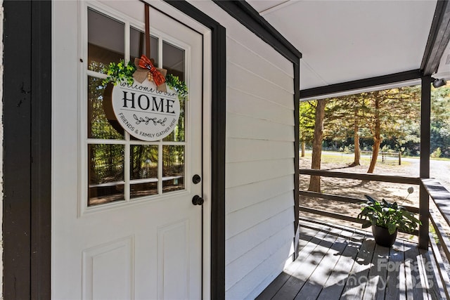 entrance to property featuring covered porch