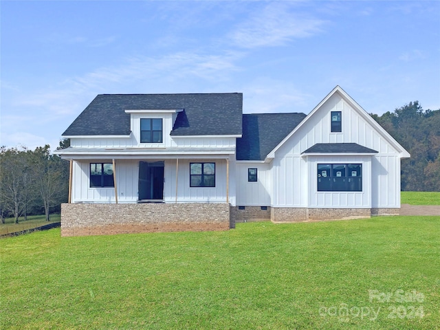 view of front facade with a front yard