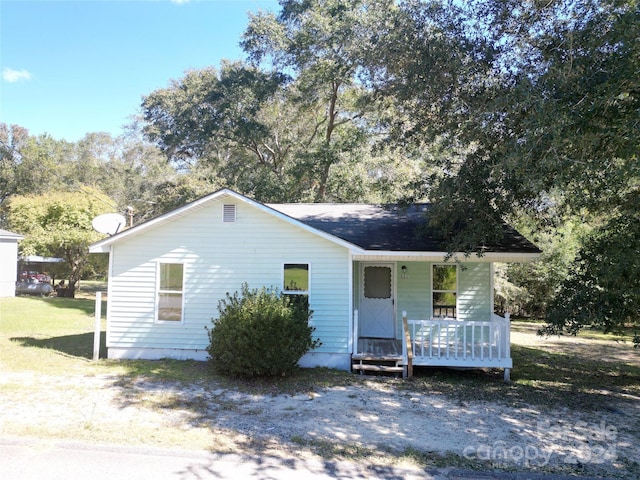 view of front facade with covered porch and a front lawn