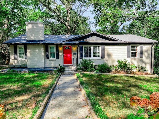 ranch-style house featuring a front yard