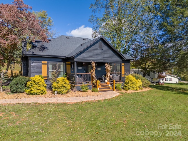 view of front of property featuring a front lawn