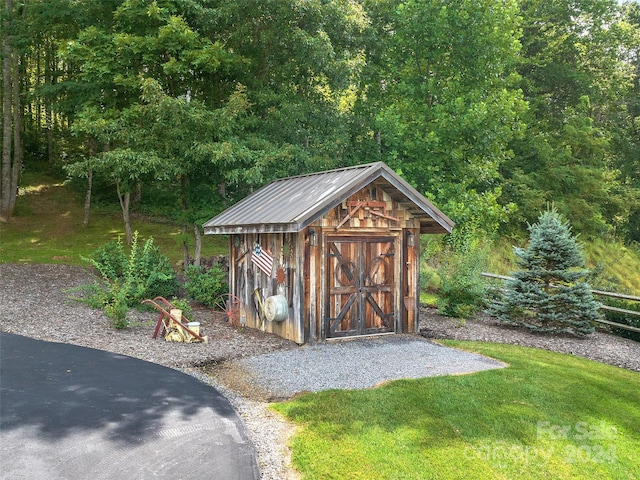 view of outdoor structure featuring a lawn